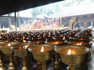 Opfergaben im Tempel hinter der Buddha-Statue
