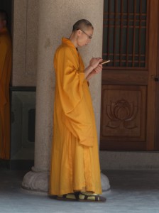 Auch Mönche kommen nicht mehr ohne Handy aus